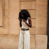 Statt Blau und Schwarz: Jeans tragen wir im Herbst 2025 in dieser Farbe