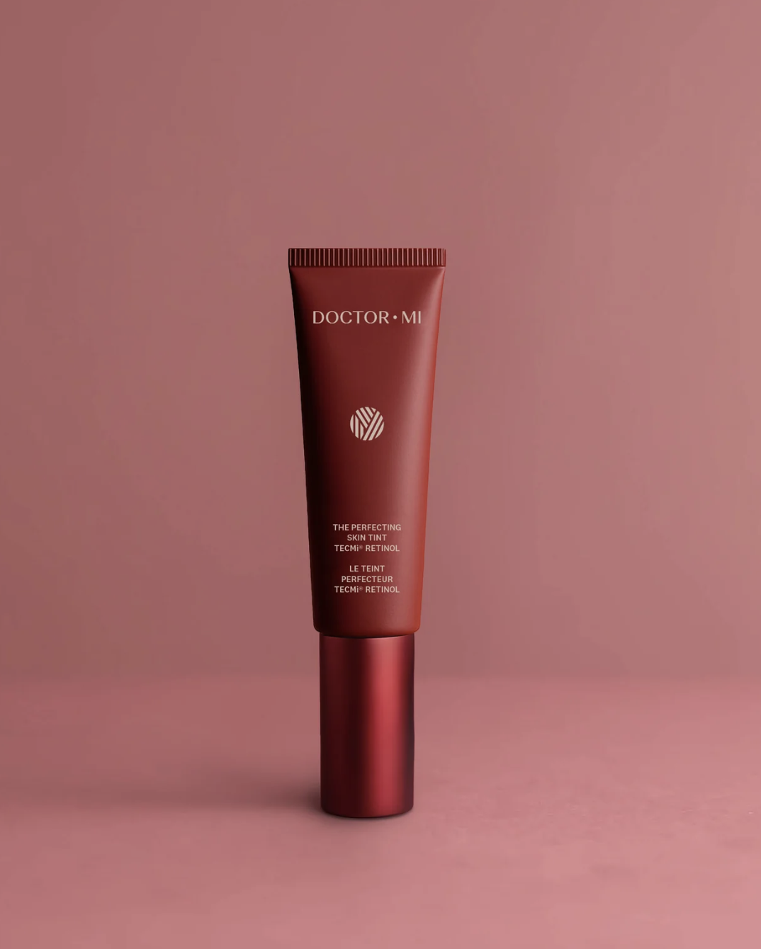 Pflege, Schutz und feine Pigmente in einem Produkt vereint? Ja, bitte! DOCTOR MI! launcht "The Perfect Skin Tint", eine schwerelose, getönte Textur, die sich anfühlt wie ein feuchtigkeitsspendendes Serum, gleichzeitig aber die frische Ausstrahlung eines No-Make-up-Looks verleiht. Die bewährte TECMi® Technology sorgt für einen effektiven Angi-Aging-Effekt und ist maximal verträglich, die natürlichen Pigmente wiederum legen einen zarten Weichzeichner-Effekt auf die Haut. Win win also!