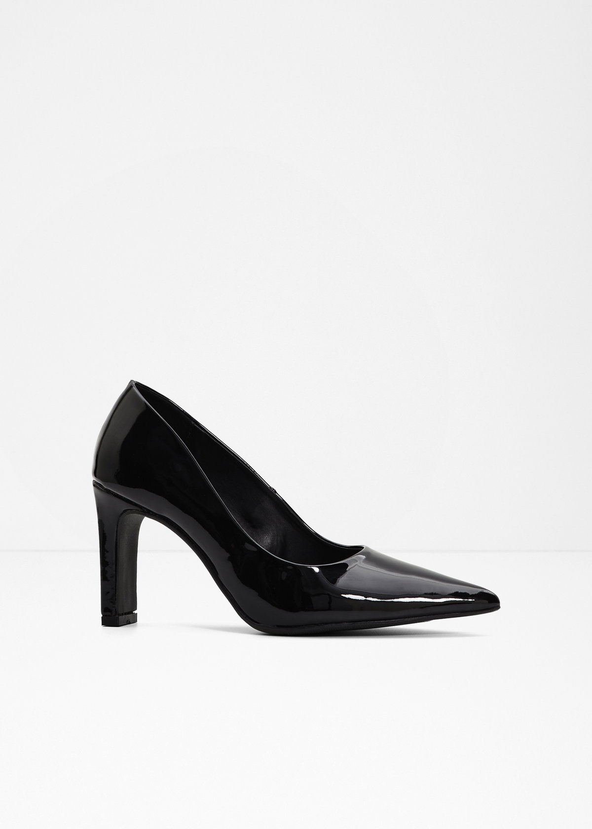 Die eleganten Lack-Pumps sind der perfekte Abschluss und lassen unsere Beine noch länger wirken.