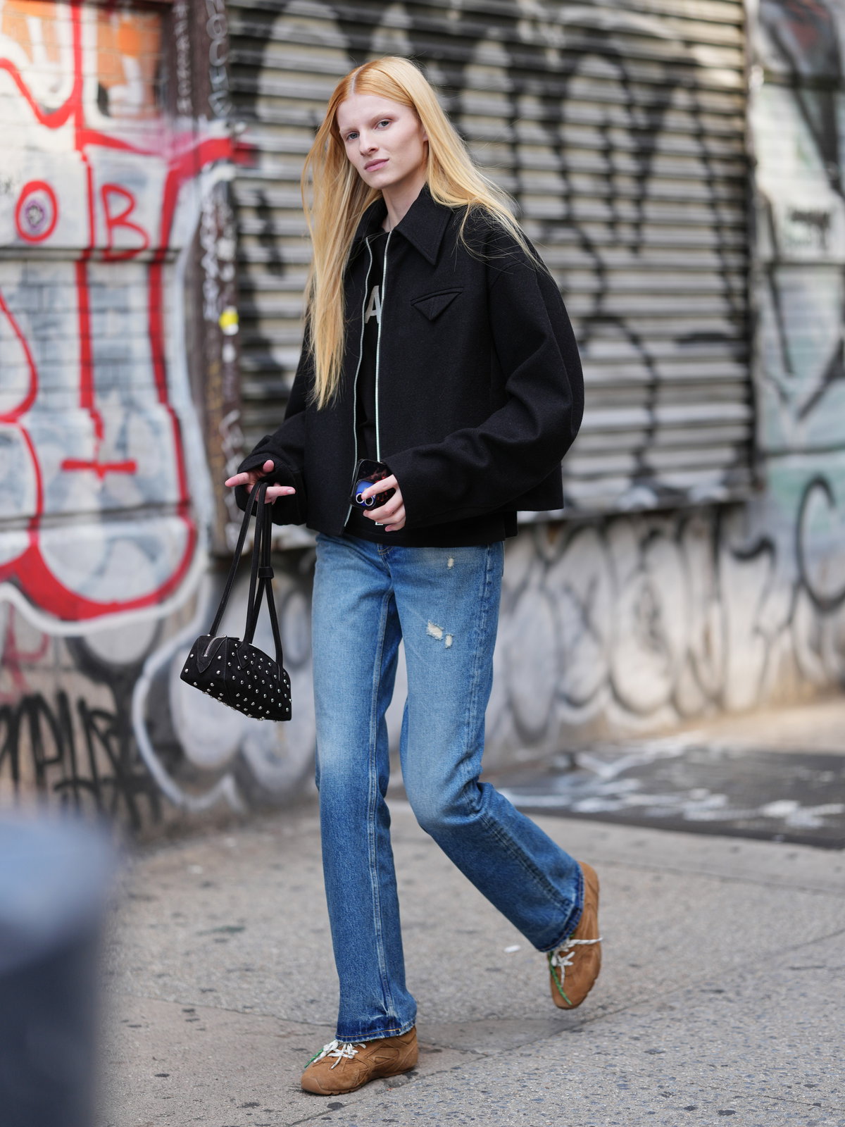 Braune Sneaker sind die Lieblingsschuhe aller Modeprofis im Herbst 2025