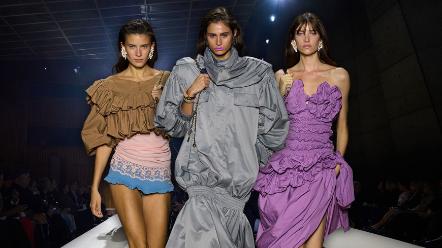 Chloé hat es vorgemacht: Im Frühling 2026 tragen wir diese 3 Mode-Trends