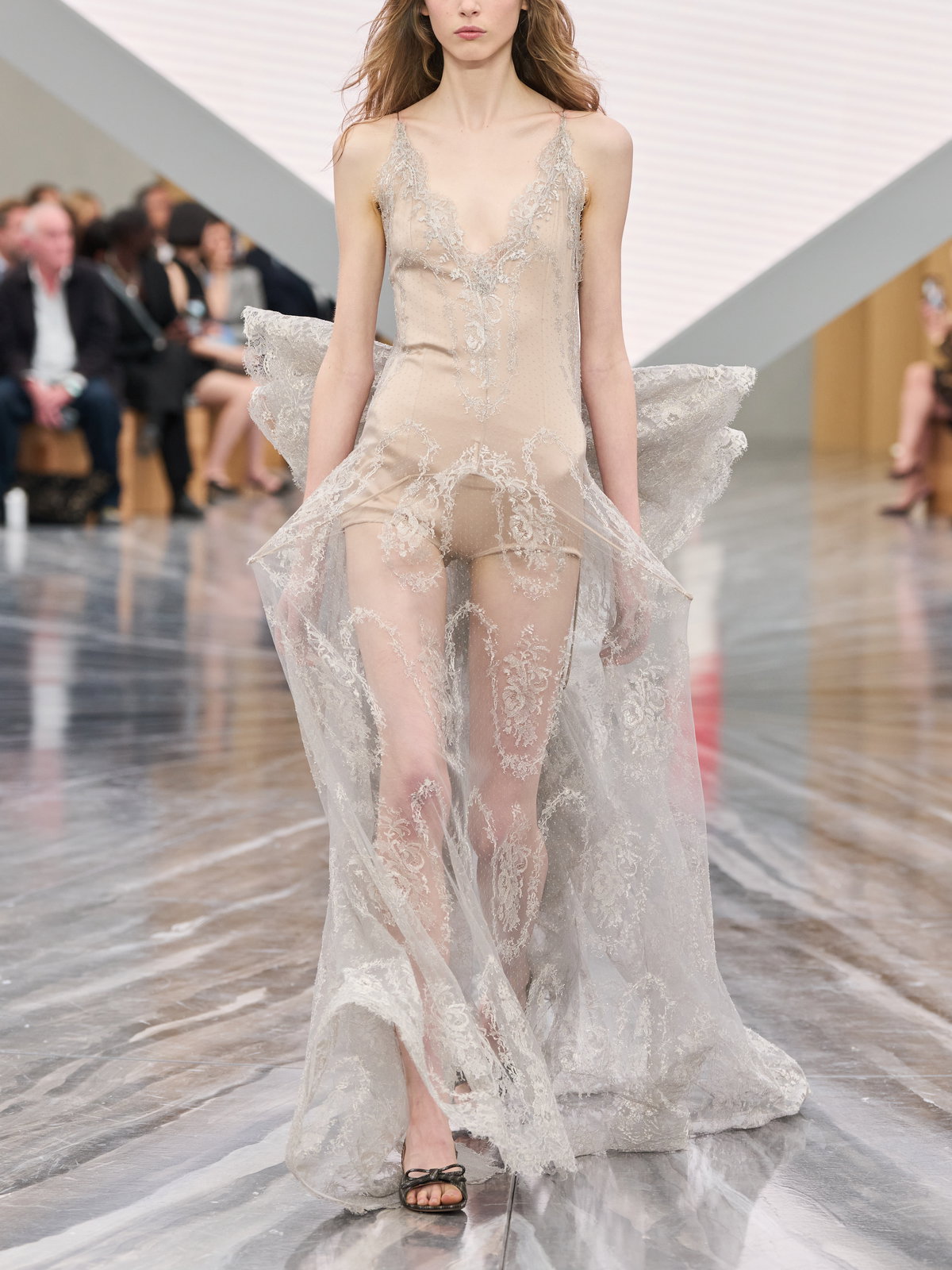 Jonathan Anderson beschert uns bei seinem Dior-Debüt den elegantesten Schuh-Trend für Frühling/Sommer 2025
