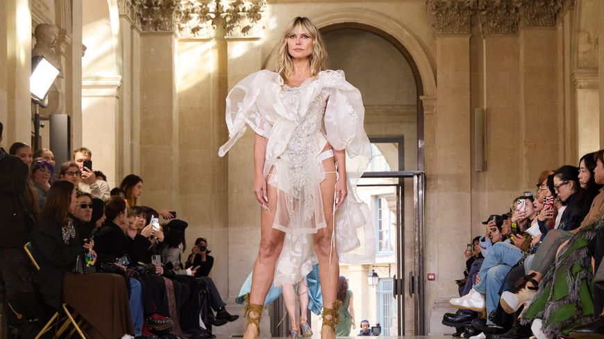 Heidi Klum begeistert bei der Paris Fashion Week im Vivienne Westwood Brautkleid