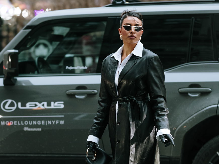 Ledermantel und Hemdbluse Streetstyle