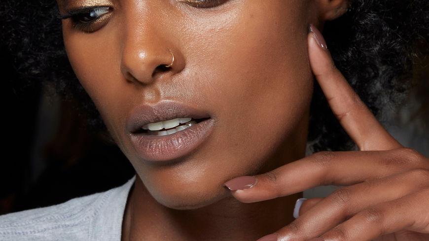 Mit den angesagten "Mocha Mousse Nails" zeigen wir uns im Winter 2025 von unserer Schokoladenseite