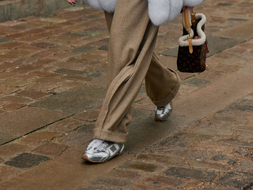 Sneaker in Silber liegen derzeit im Trend