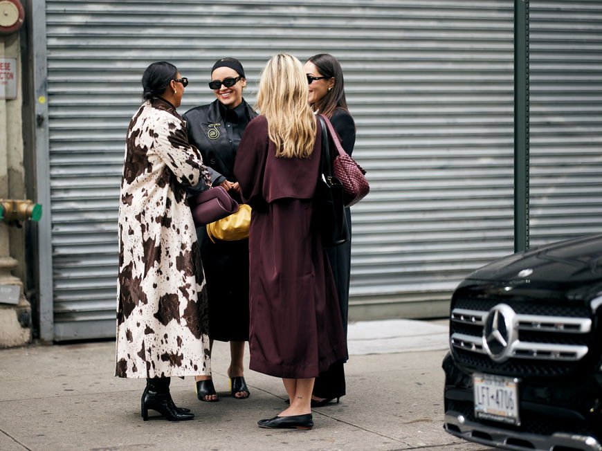 Frauen in stylischen Mänteln