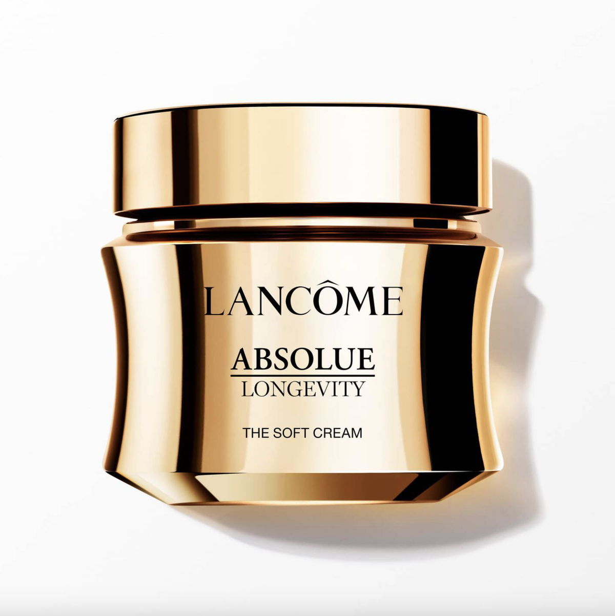 Sichtbar jugendlicher aussehen nach bereits sieben Tagen? Oh ja, bitte! Die Absolue Longevity Soft Creme von Lancôme ist ein echter Jungbrunnen im Tiegel. Hochwirksame Inhaltsstoffe wie der Extrakt der Absolue Perpetual Rose, der in Frankreich von Experten mit ausgefeilten Extraktionstechniken kultiviert wird und der die die Zellerneuerung beschleunigt sowie der innovative Absolue PDRNTM Wirkstoff, der die hauteigene Kollagenproduktion anregt, sorgen für sofort gesünder aussehende Haut. Perfekt für alle, die echten Beauty-Luxus verschenken (oder sich selber etwas Gutes tun) wollen.