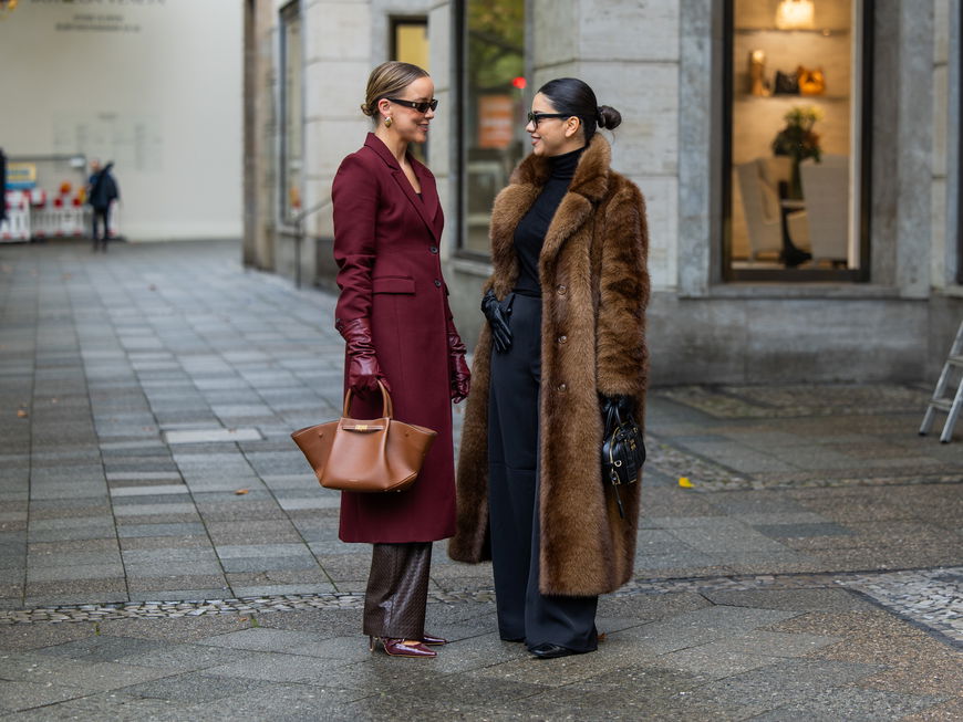 Neben Schwarz! Im Winter 2025 haben Hosen diese Farbe, um im Trend zu liegen