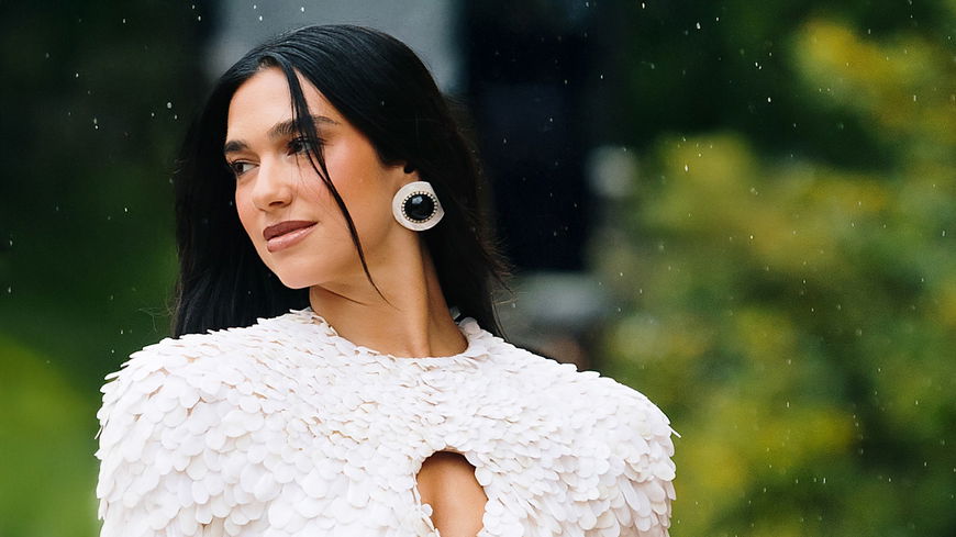 Dua Lipa liebt diese Tasche – und liefert den perfekten Streetstyle-Look