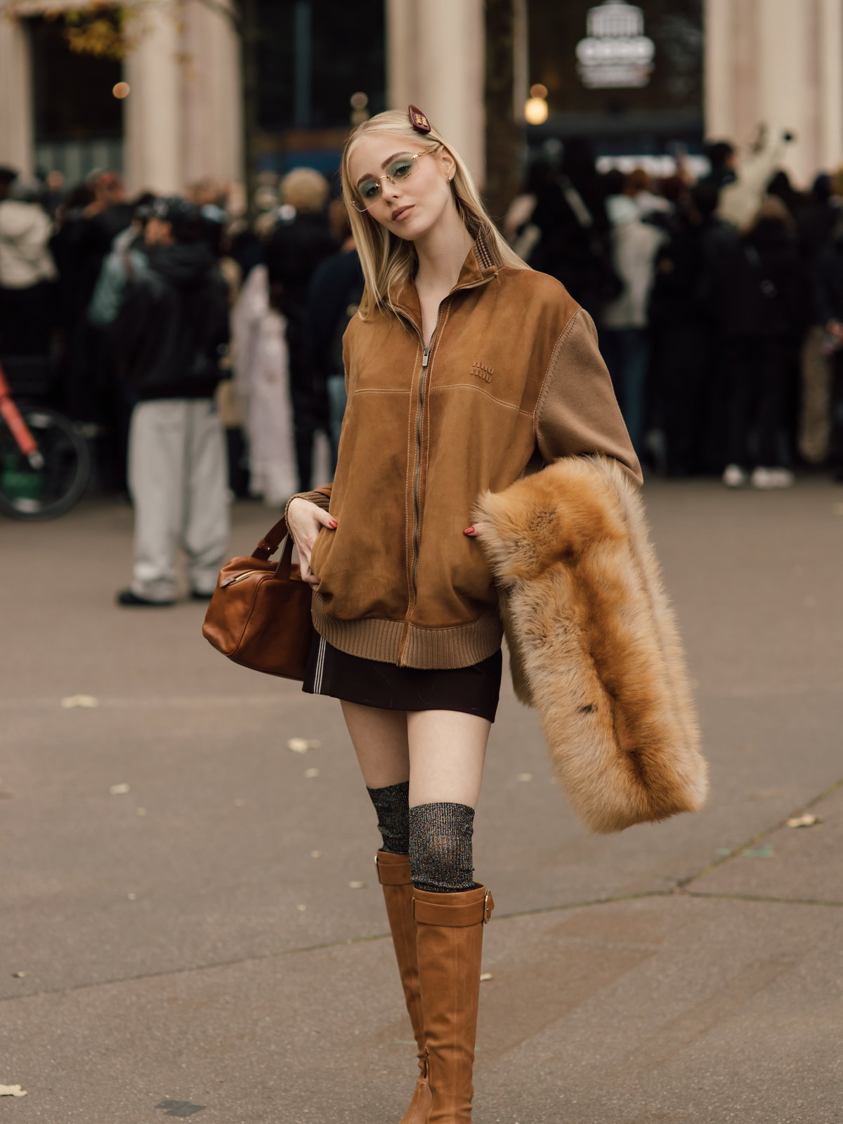 Vom Runway in deine Garderobe: Alle tragen jetzt Fake Furs Scarfs