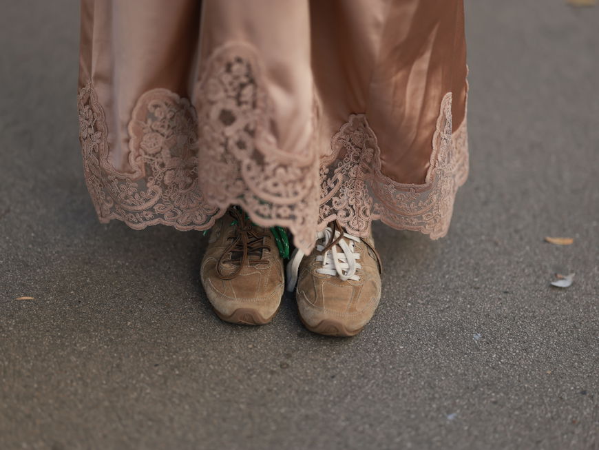 Nicht immer Stiefel? Fell-Sneaker tragen It-Girls als Alternative