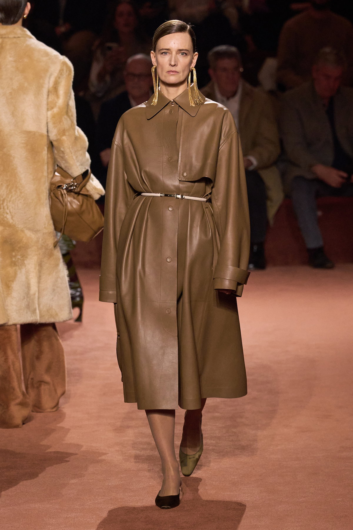 Mantel Mocha Mousse Fendi