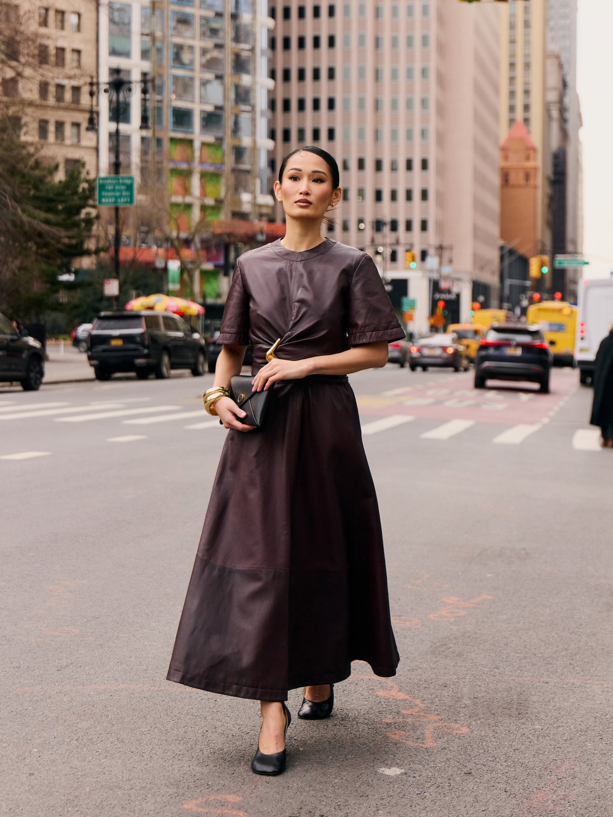 Frau in Lederkleid Streetstyle