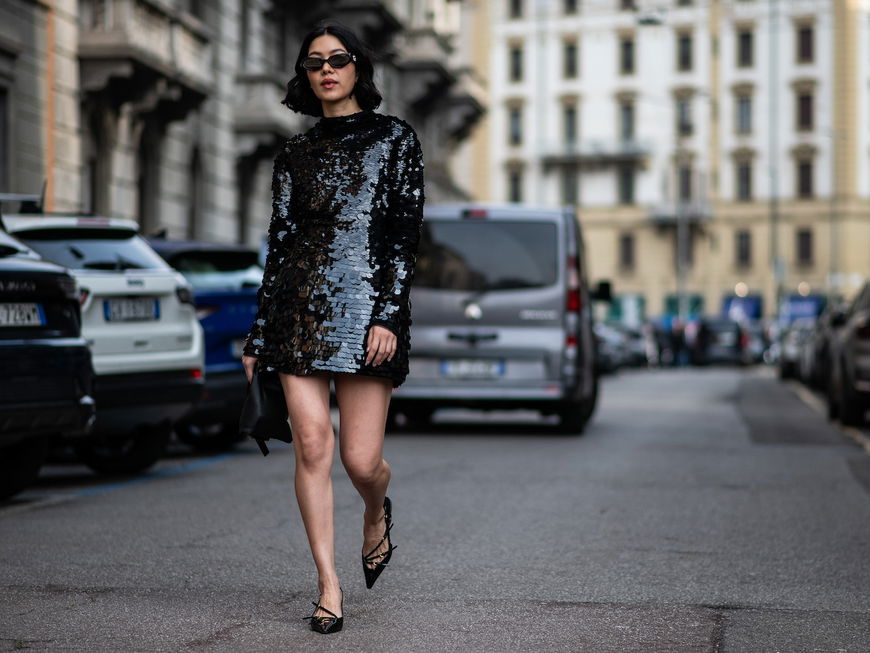 Frau in Paillettenkleid Streetstyle