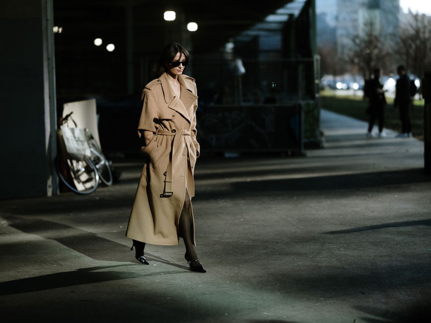 Frau in Trenchcoat Streetstyle