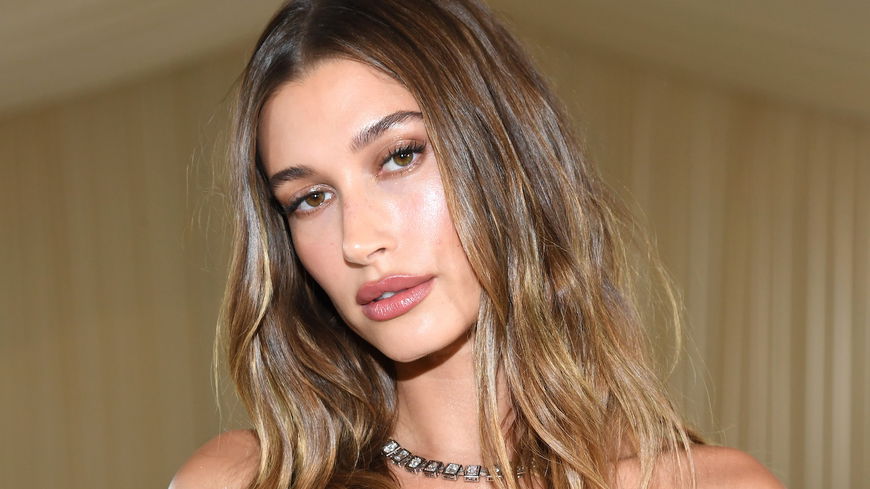 Hailey Bieber schwört in ihrer Make-up-Routine auf diesen Concealer