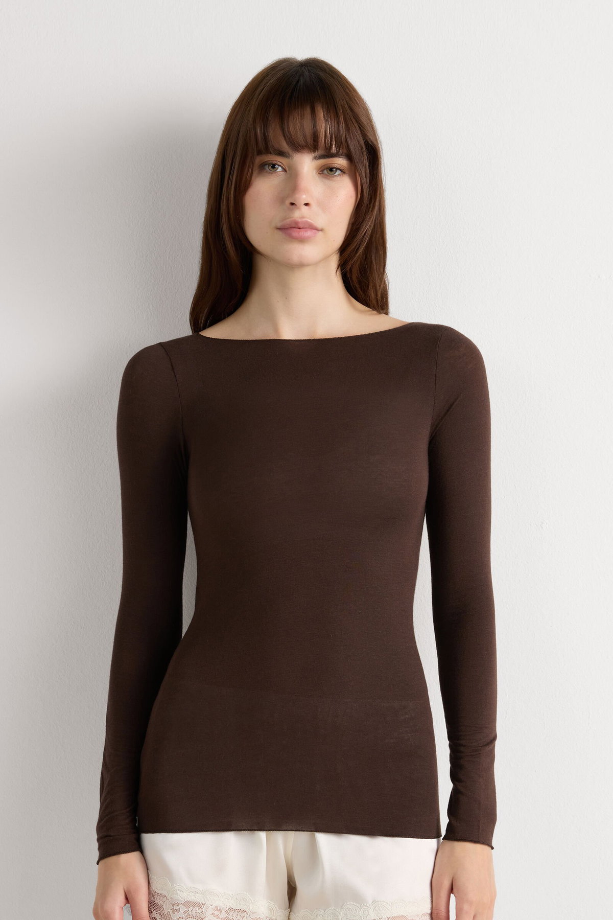 Eine Hommage an zeitlose Eleganz und luxuriösen Komfort: Das ultraleichte Kaschmir-Shirt mit U-Boot-Ausschnitt von Intimissimi könnte schnell zu deinem Lieblingsstück werden. Es schmiegt sich sanft an deinen Körper und bietet Wärme ohne aufzutragen. Ideal für alle, die ein stilvolles Statement setzen möchten, ohne auf Komfort zu verzichten. Egal, ob du es allein trägst oder im Layering-Look kombinierst, dieses Shirt wird deine Herbstgarderobe bereichern.