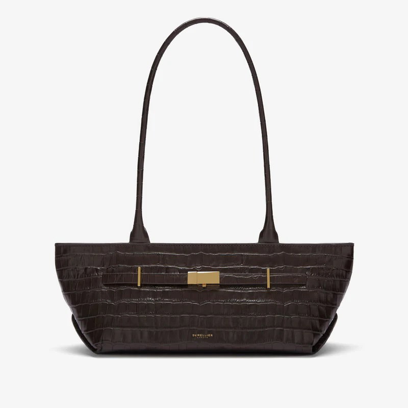 Das Must-have von DeMellier findest du im Onlineshop in den verschiedensten Ausführung. Ganz frisch für Herbst und Winter ist die schokobraune Kroko-Bag eingetroffen.