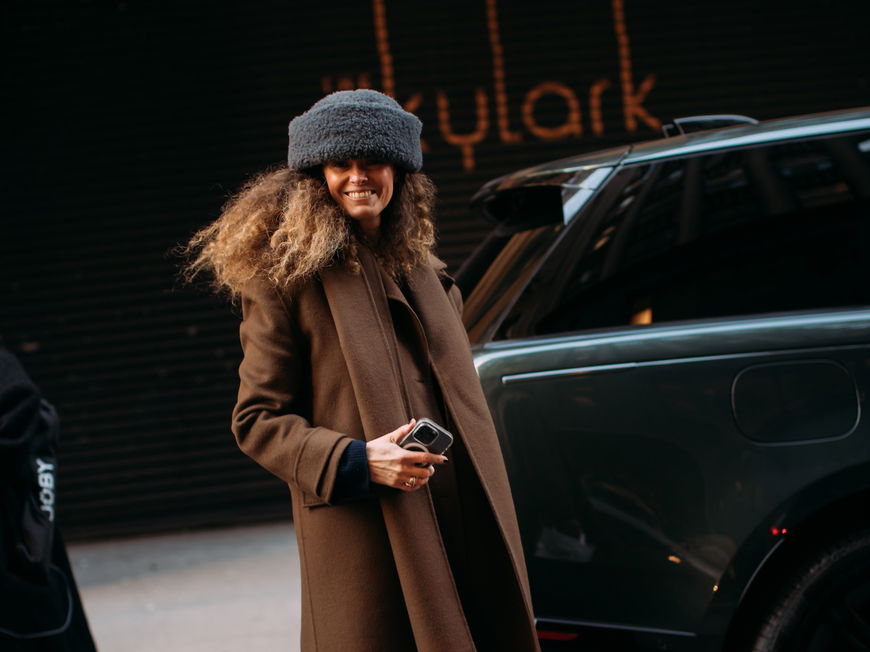 Mantel in Mocha Mousse Streetstyle
