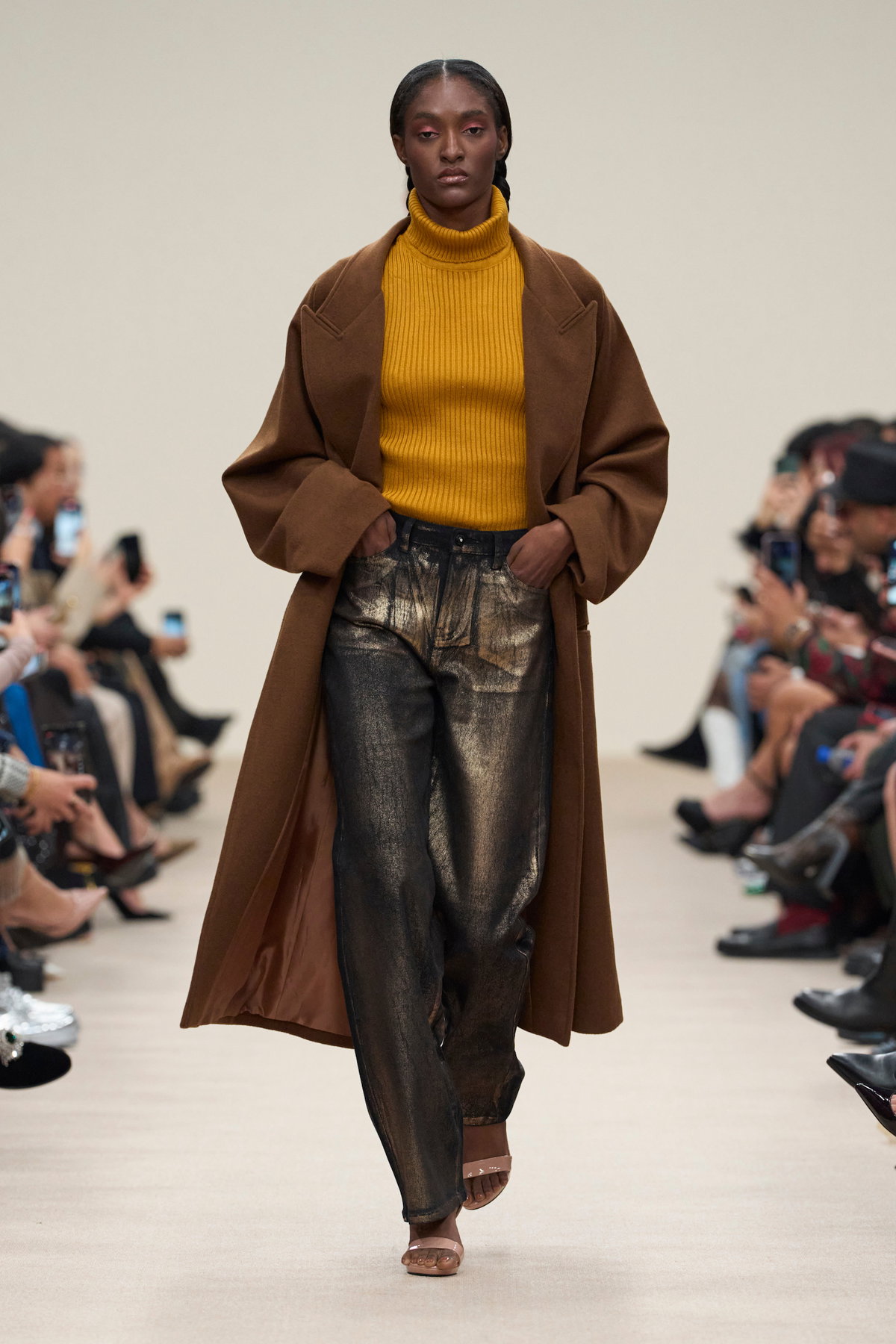 Mantel Mocha Mousse Michael Cinco