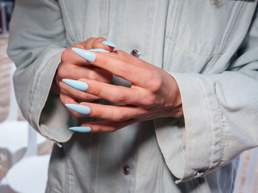 Blaue Nägel
