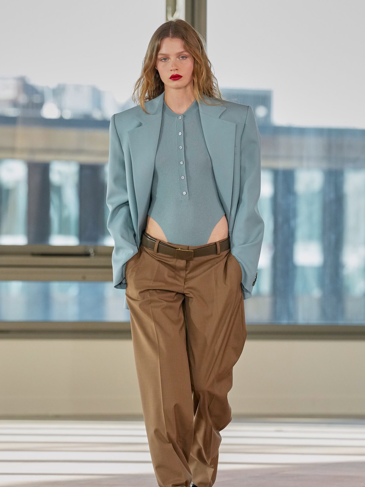 Neben Schwarz! Im Winter 2025 haben Hosen diese Farbe, um im Trend zu liegen