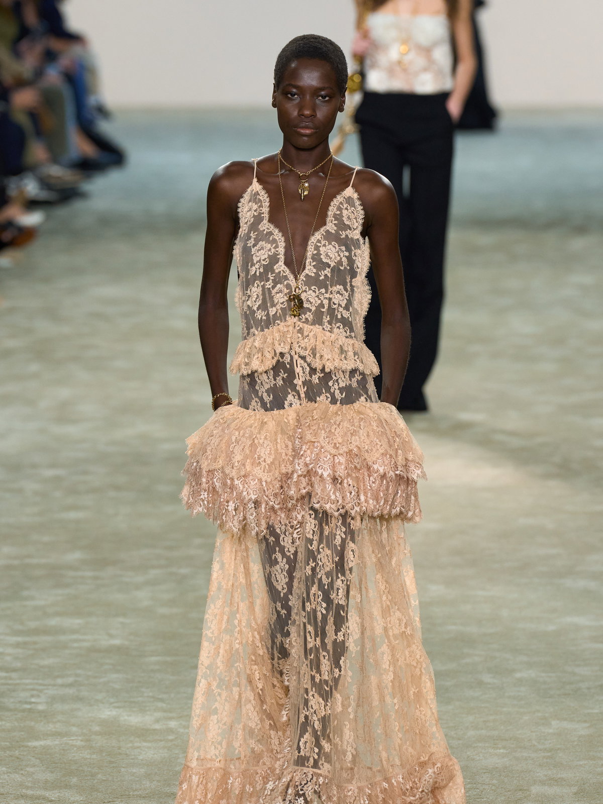 Darum sind Naked Dresses der aufregendste Mode-Trend für die Festzeit 2025