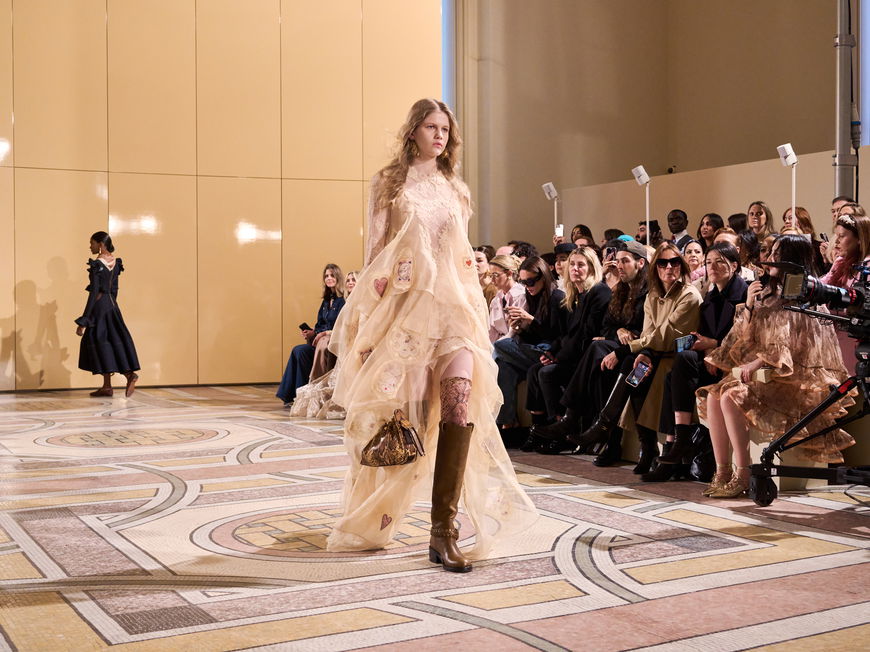 Darum sind Naked Dresses der aufregendste Mode-Trend für die Festzeit 2025