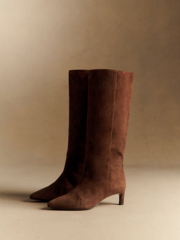 Die braunen Wildlederstiefel von Sézane sind eine Investition für die Ewigkeit