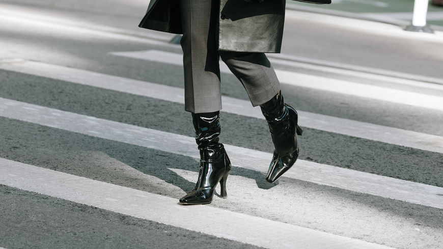 Fashion-Girls tragen 2026 den hochwertigsten Stiefel-Trend – kein braunes Veloursleder