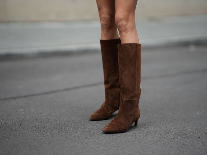 Die braunen Wildlederstiefel von Sézane sind eine Investition für die Ewigkeit