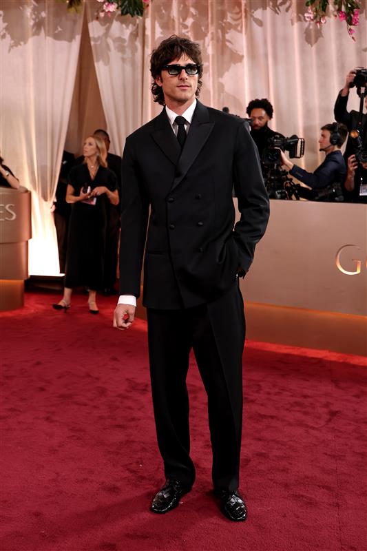 Jacob Elordi im eleganten Smoking von Bottega Veneta mit Schmuck von Cartier.