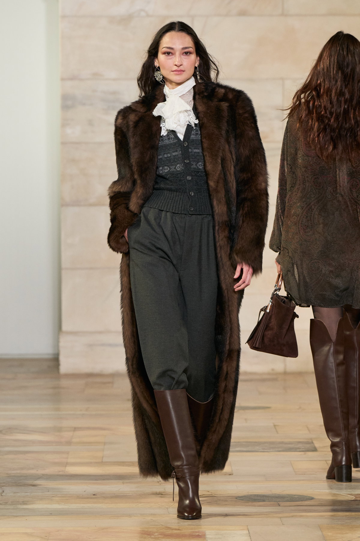 "Boot Tucking" ist der Hosen-Stiefel-Trend 2026, den Fashion Girls lieben