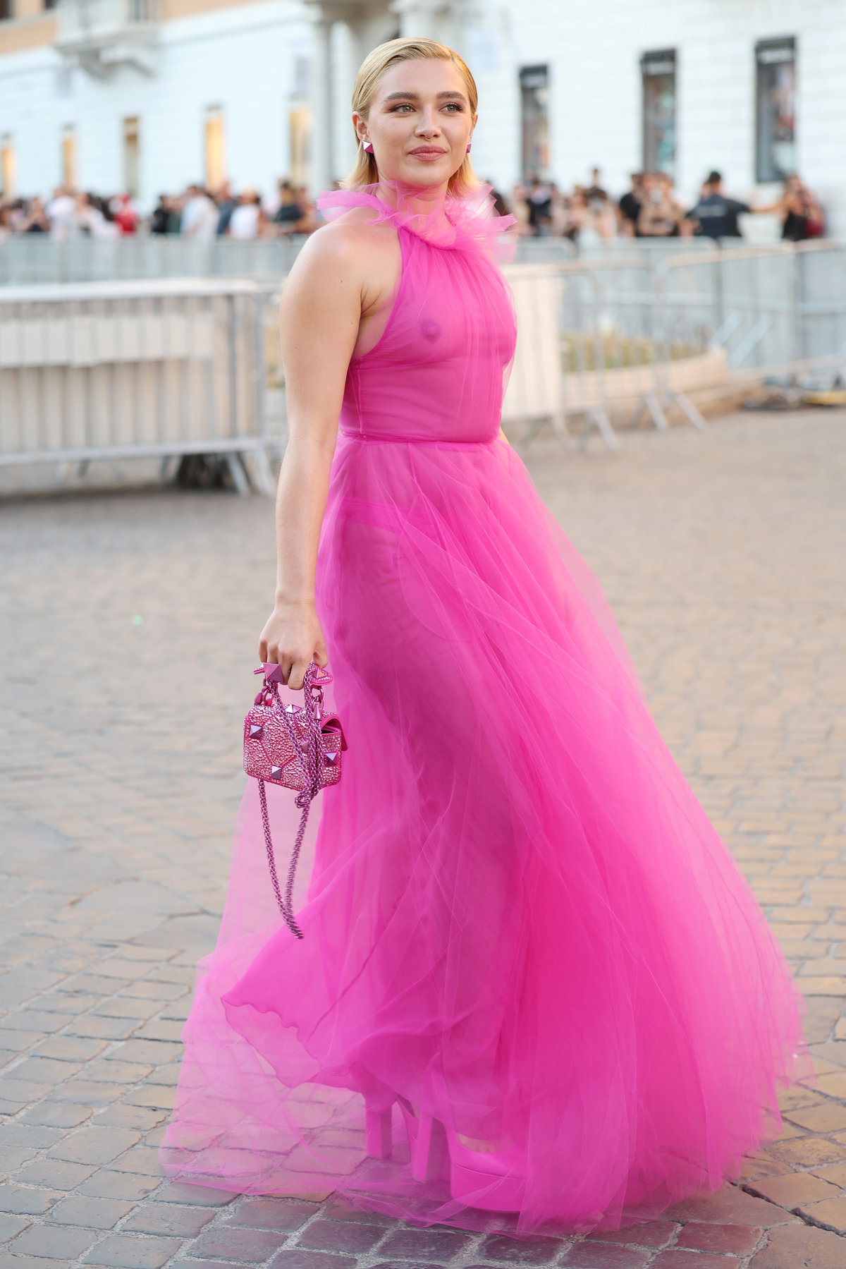 Florence Pugh in einem pinkfarbenen Kleid