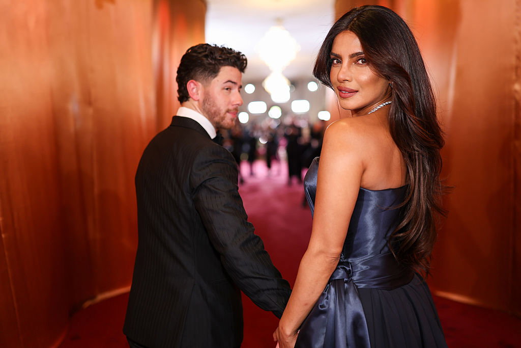 Priyanka Chopra Jonas veredelt ihre Mähne mit einem leichten Blowout.