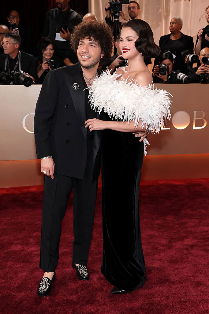 Selena Gomez und Ehemann Benny Blanco strahlen auf dem roten Teppich um die Wette. Er im eleganten Smoking ...
