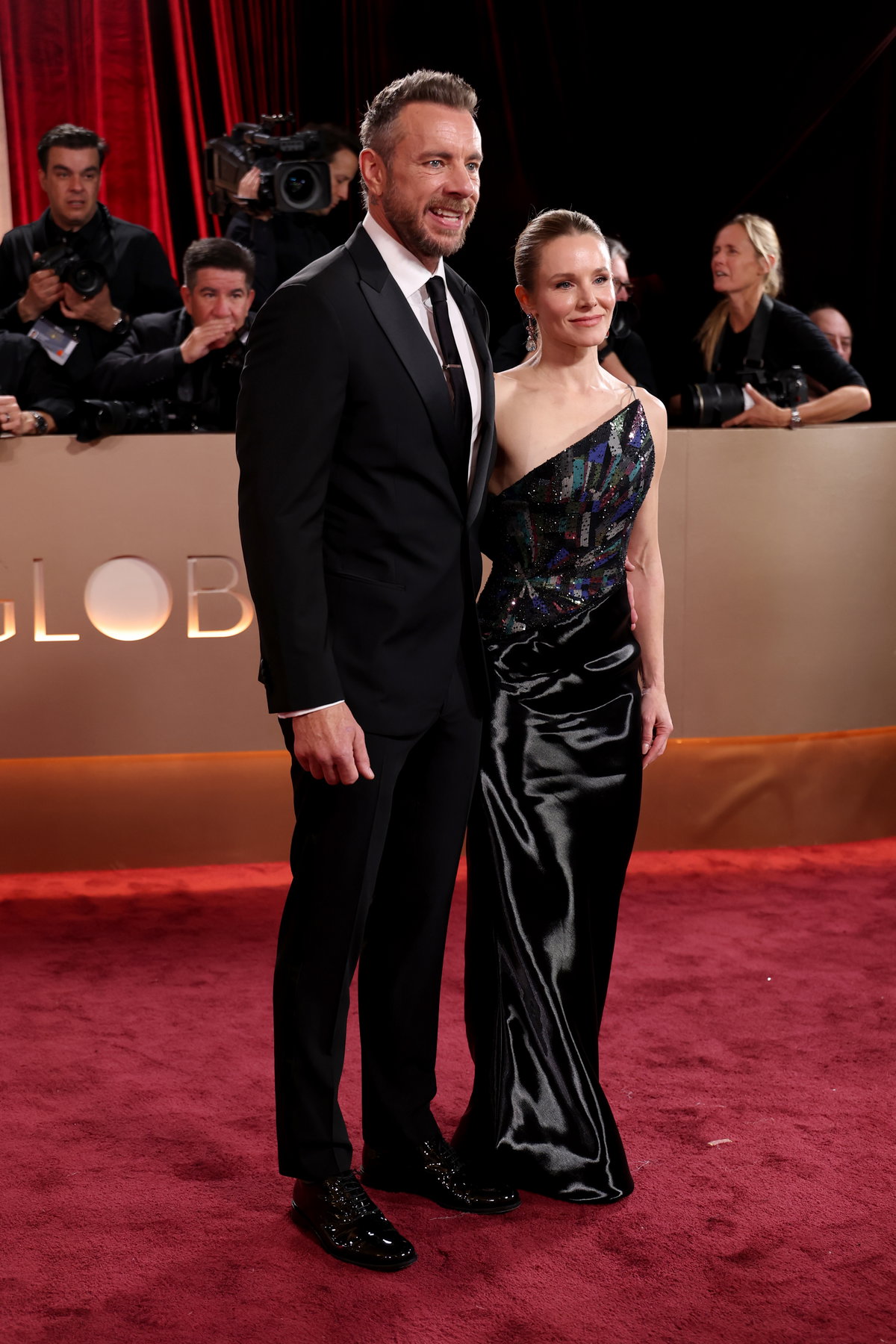 Mit Ehemann dax Shepard strahlt sie für die Fotografen.
