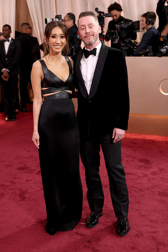 Brenda Song und Macaulay Culkin in einem all-black Look.