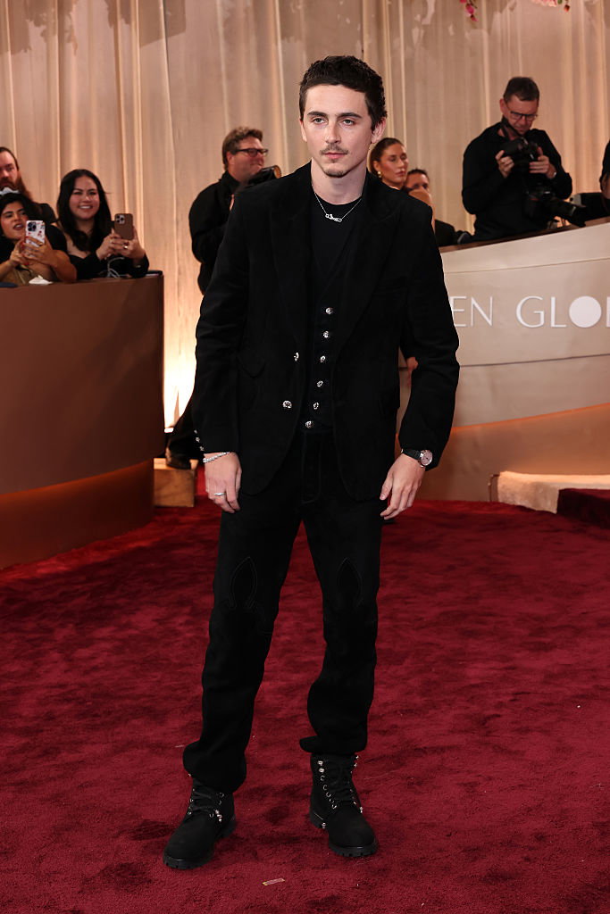 Timothée Chalamet in einem extravaganten Look von Chrome Hearts mit Schmuck von Cartier.