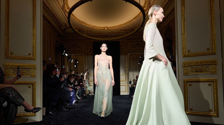 Giorgio Armani Privé Haute Couture: Diese Farbe zieht sofort in unseren Kleiderschrank ein