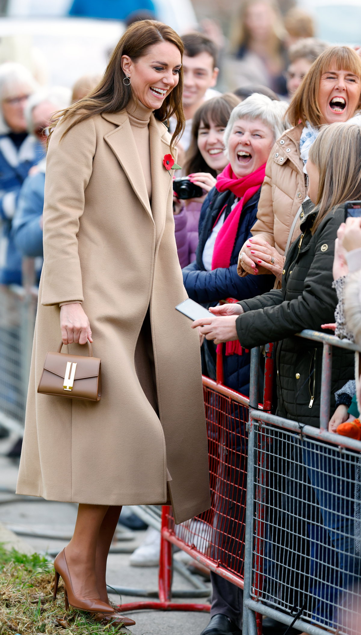 In einem eleganten monochromen Look in Camel präsentierte uns Prinzessin Kate bei ihrem Besuch in Scarborough auch schon die "Nano Montreal" Tasche von DeMellier in der Farbe Deep Toffee.