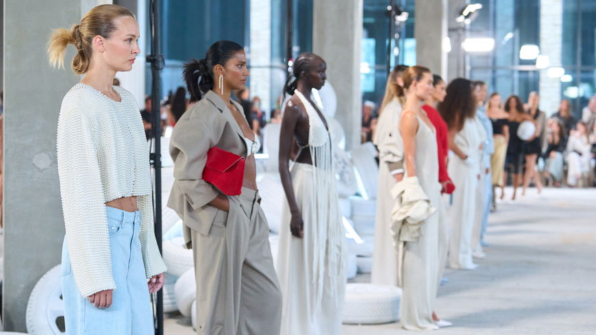 Mode-Trends 2026: Fashion Girls lieben im Frühling dieses überraschende Farb-Duo