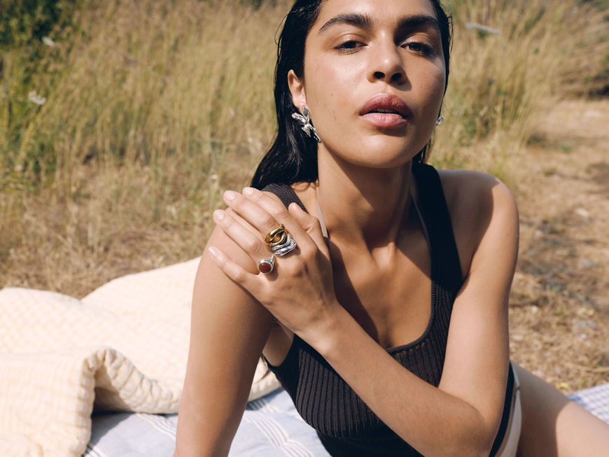 "Unbound Jewellery" ist der Schmuck-Trend, den wir uns für den Frühling 2026 vormerken