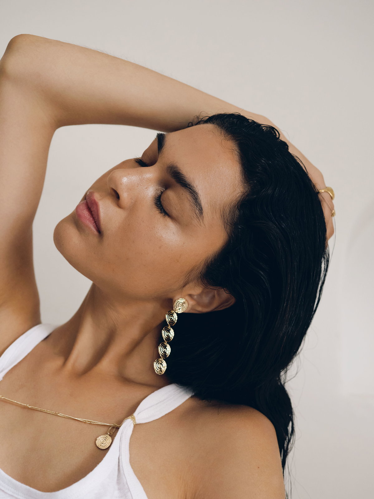 "Unbound Jewellery" ist der Schmuck-Trend, den wir uns für den Frühling 2026 vormerken