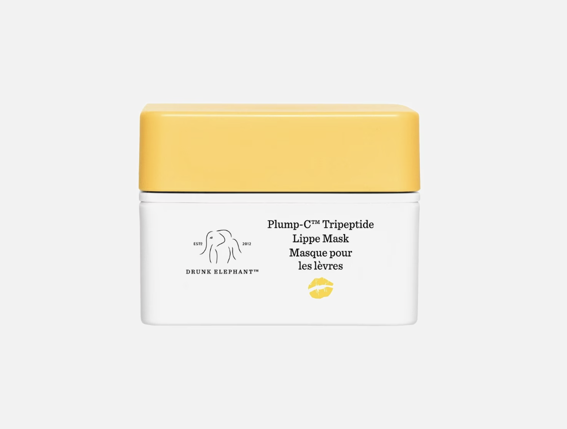 Die neue Plump-C Tripeptide Lip Mask von Drunk Elephant sorgt mit einem speziellen Peptid-Komplex für sichtbar vollere und intensiv hydratisierte Lippen. Dank der reichhaltigen Mischung aus Kokosnussöl und antioxidativem Vitamin C wird die zarte Haut regeneriert und vor umweltbedingten Stressfaktoren geschützt. Die geschmeidige Textur verschmilzt sofort mit den Lippen und hinterlässt ein glänzendes Finish, das sie den ganzen Tag lang weich und prall gepflegt aussehen lässt.