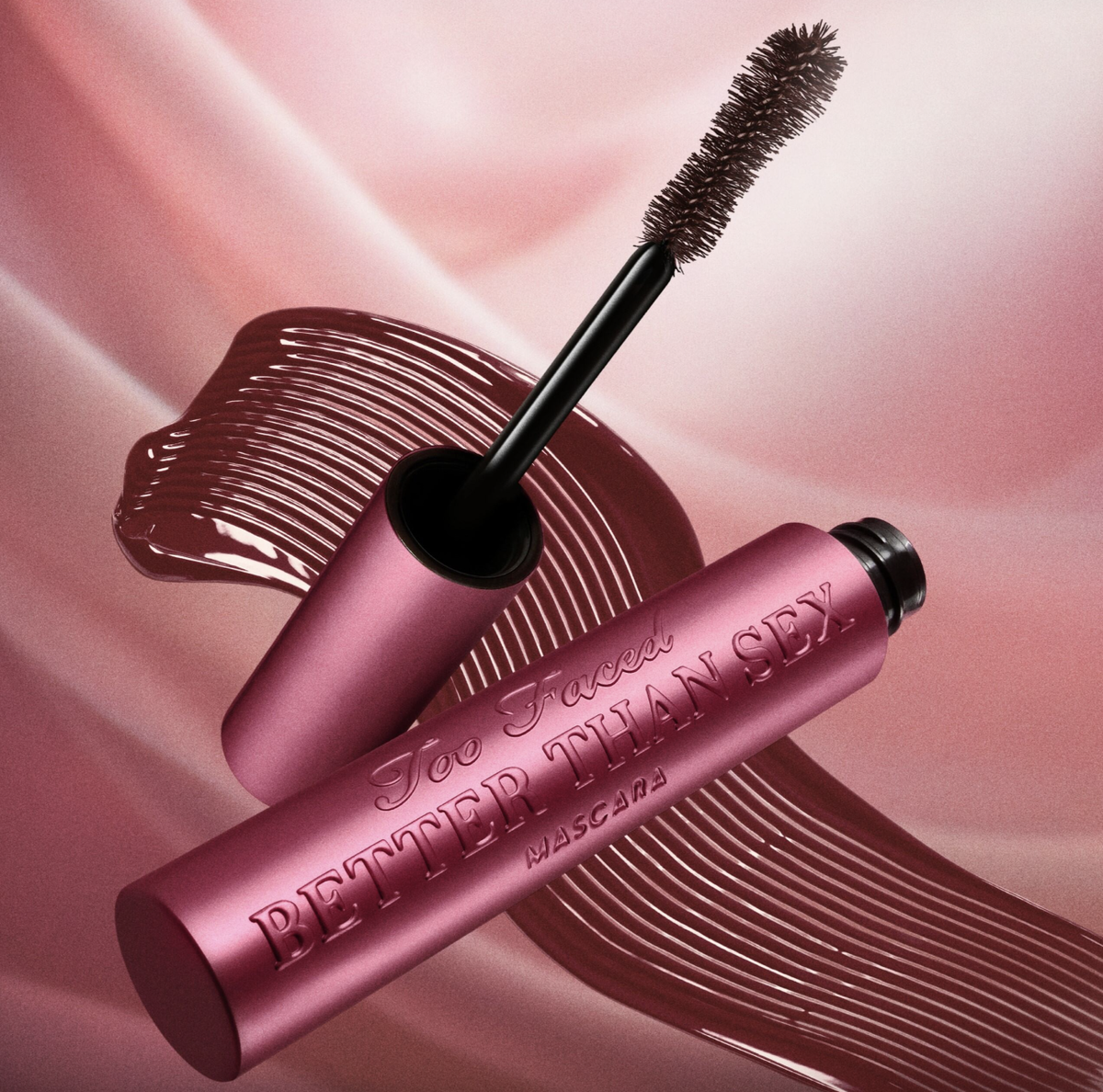 Die ikonische Better Than Sex Mascara von Too Faced hüllt deine Wimpern jetzt in ein tiefes, verführerisches Burgundy, das besonders grüne und blaue Augen zum Strahlen bringt. Dank der speziellen sanduhrförmigen Bürste und der collagenangereicherten Formel verleihst du deinem Blick extremes Volumen und einen dramatischen Schwung. Dieser warme Farbton ist die perfekte Alternative zu klassischem Schwarz für alle, die ihrem Augen-Make-up einen modernen und soften Touch verleihen wollen.