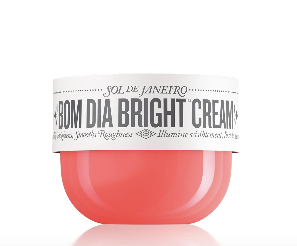 Die luxuriöse Bom Dia Bright Body Cream von Sol de Janeiro sorgt mit Frucht-AHAs und Vitamin C für ein sanftes Peeling, das deine Haut sichtbar glättet und zum Strahlen bringt. Dank der reichhaltigen Cupuaçu-Butter spendet sie intensiv Feuchtigkeit und hilft sogar dabei, das Erscheinungsbild von Unebenheiten und eingewachsenen Härchen zu mindern. Der unwiderstehliche Duft Cheirosa '40 mit Noten von schwarzer Amber-Pflaume und warmer Vanille hüllt deinen Körper in ein sinnliches Aroma, das den ganzen Tag anhält.