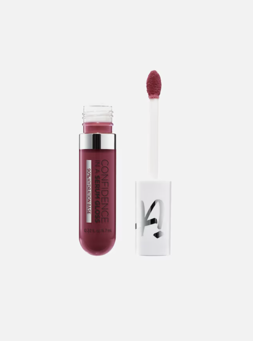 Mit dem Confidence in a Serum Gloss in der Farbe Self-Determined vereint IT Cosmetics die intensive Pflege eines Serums mit dem brillanten Finish eines Lipglosses. Die Formel mit Hyaluronsäure und Kollagen sorgt dafür, dass deine Lippen nicht nur optisch aufgepolstert werden, sondern sich auch den ganzen Tag über hydratisiert und geschmeidig anfühlen. Der warme, selbstbewusste Braunton verleiht deinem Look sofort eine elegante Tiefe und passt perfekt zu jedem Hautton.