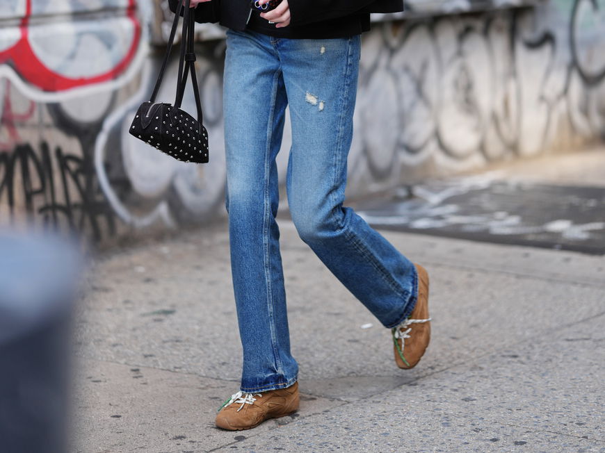 Bye-bye Chunky Sneaker, denn wir setzen jetzt auf Modelle mit schmalem Profil als elegantestes Upgrade für deine Frühjahrsgarderobe.